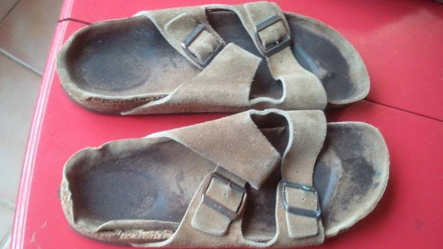 Compran las chanclas viejas de Steve Jobs por 3,000 dólares – Raza Geek