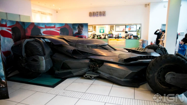 up-close-with-the-new-batmobile_tk3b